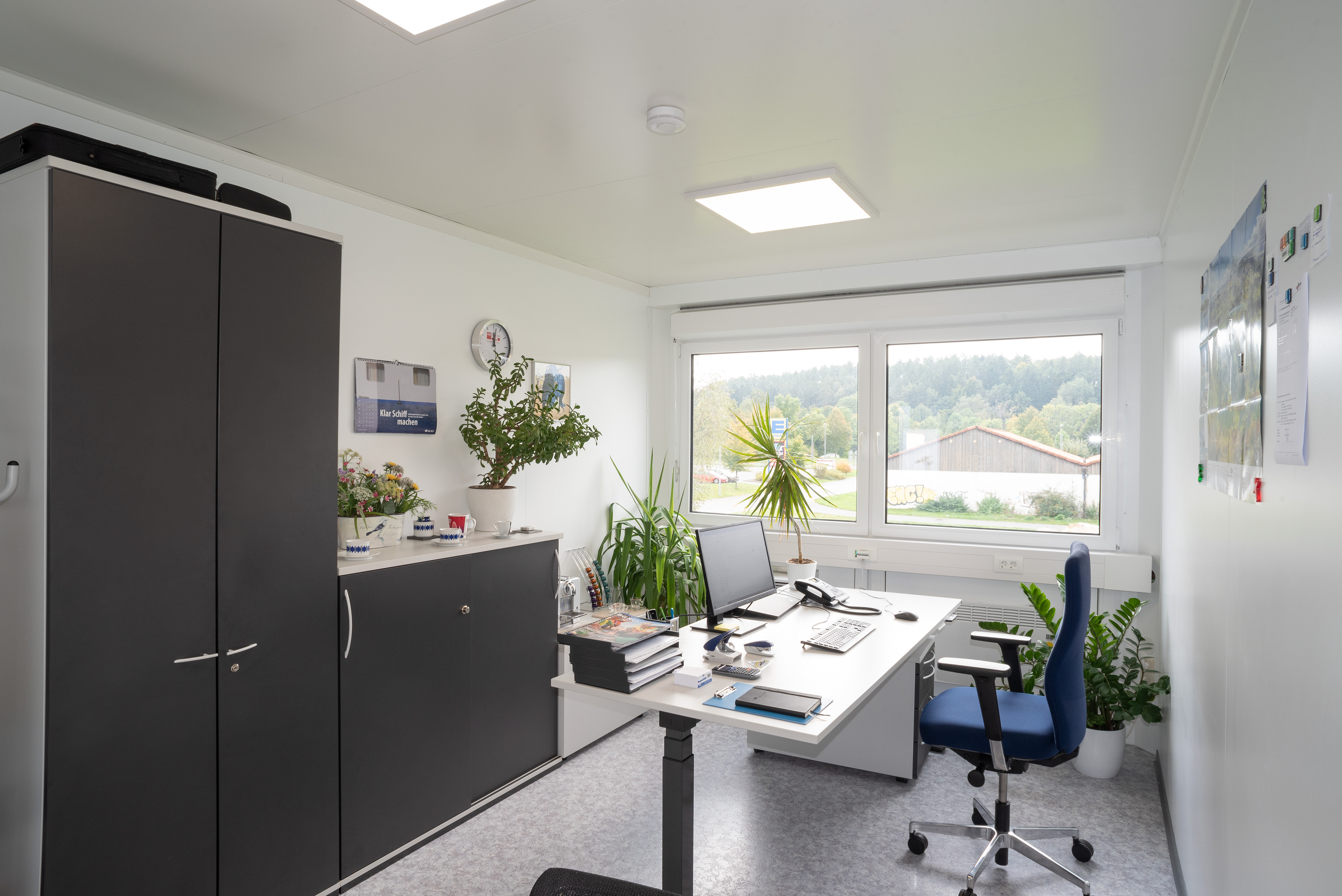 Die Büros schaffen eine helle und angenehme Arbeitsatmosphäre.