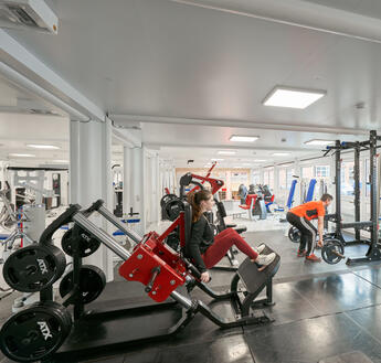 Das Fitnessstudio aus ELA Containern bietet genügend Platz für ein richtiges Workout.