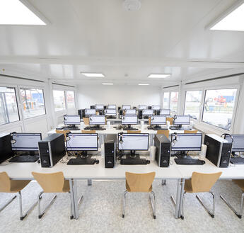 Große, helle Räume erlauben ein konzentriertes Arbeiten an den insgesamt 20 Schulungsrechnern.